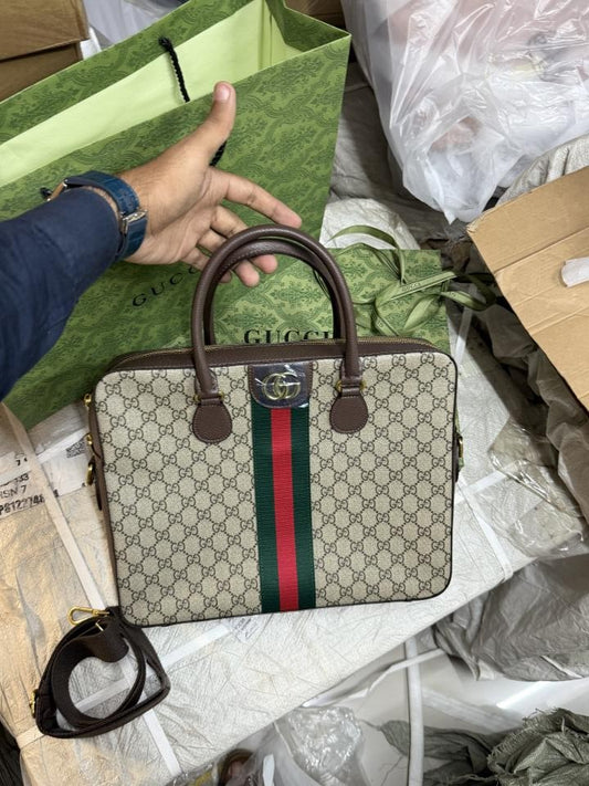 Gucci_gg_supreme_premium_laptop_bag_with_ribbonbox_carrybag_longbelt_