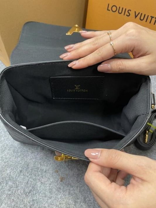 Louis_Vuitton_Twist_MM_Black_Epi_Leather_Iconic_LV_Twist_Lock_Double_Box_&_Dust_Cover_M22773_Black
